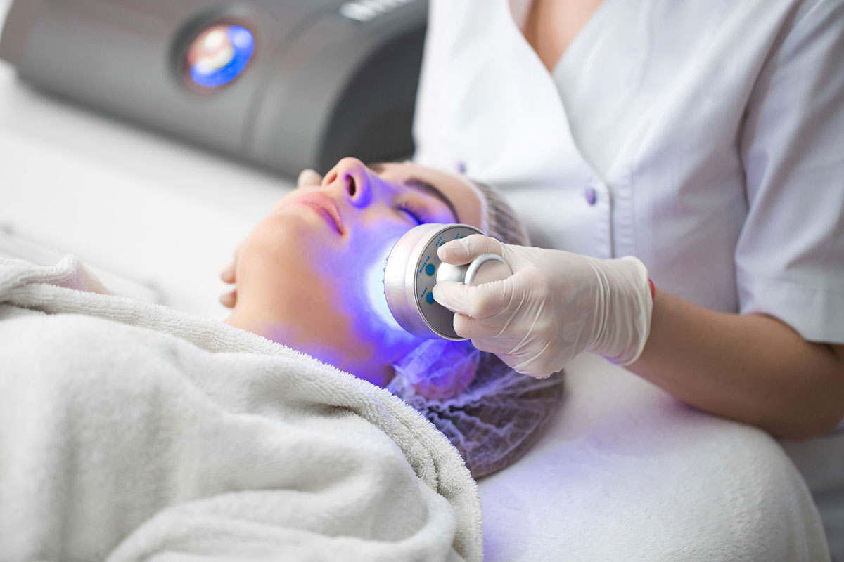 światłoterapia twarzy jako element pielęgnacji sezonowej